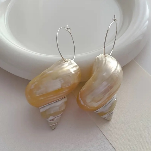 Unique Vintage Shell Earrings | NWT - Picture 2 of 6